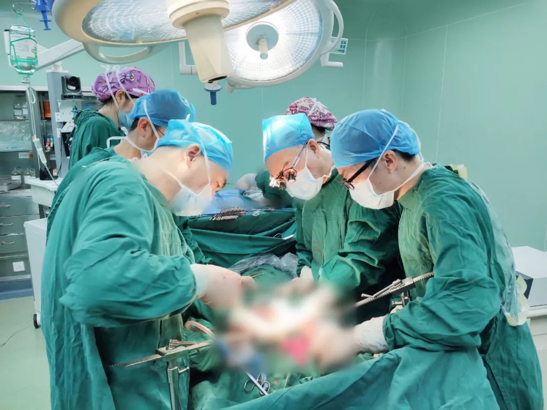 接受手术的这位男性患者,73岁,1月前上腹部持续隐痛,半月前出现黄疸.