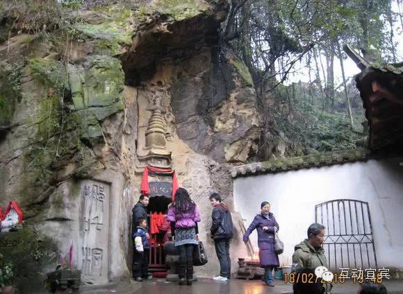 在宜宾城中心的翠屏山上,有一座历史悠久的哪吒行宫,是哪吒祖庙,相传