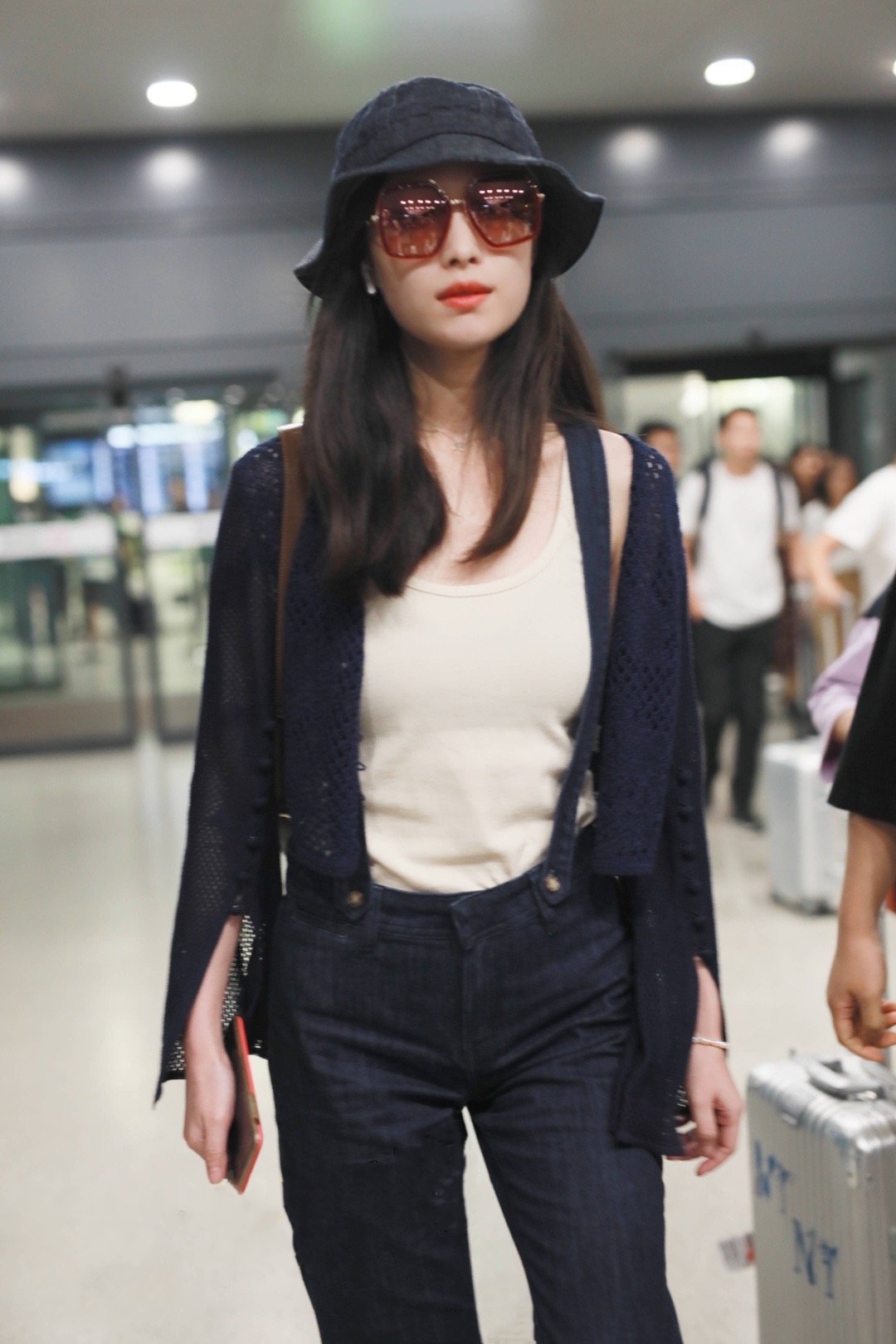 31岁倪妮私服走机场针织开衫配背带裤好减龄戴渔夫帽更有活力