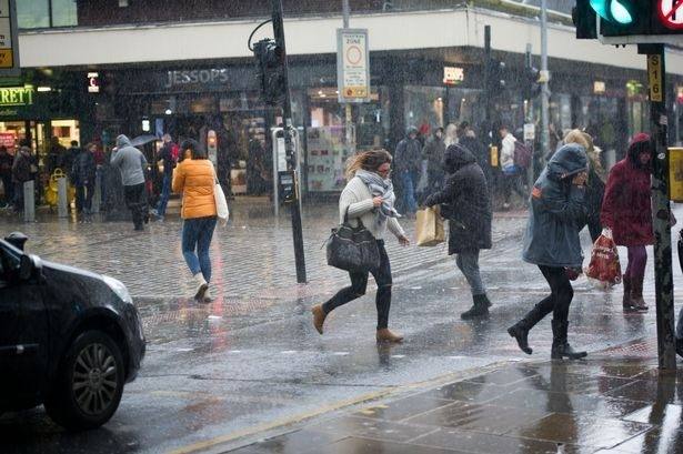 虽然英国经常下雨,但夏天基本上都是阵雨,下一会儿就没了.