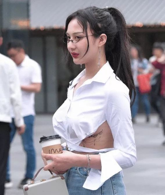 小姐姐这衬衫,后背很凉快吧?真是敢穿啊_衣服