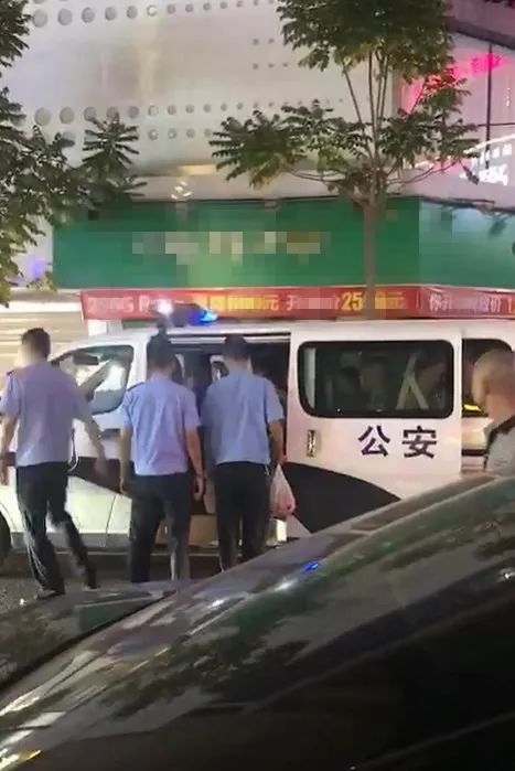 揭阳某地扫黄现场曝光多名男女被押上警车