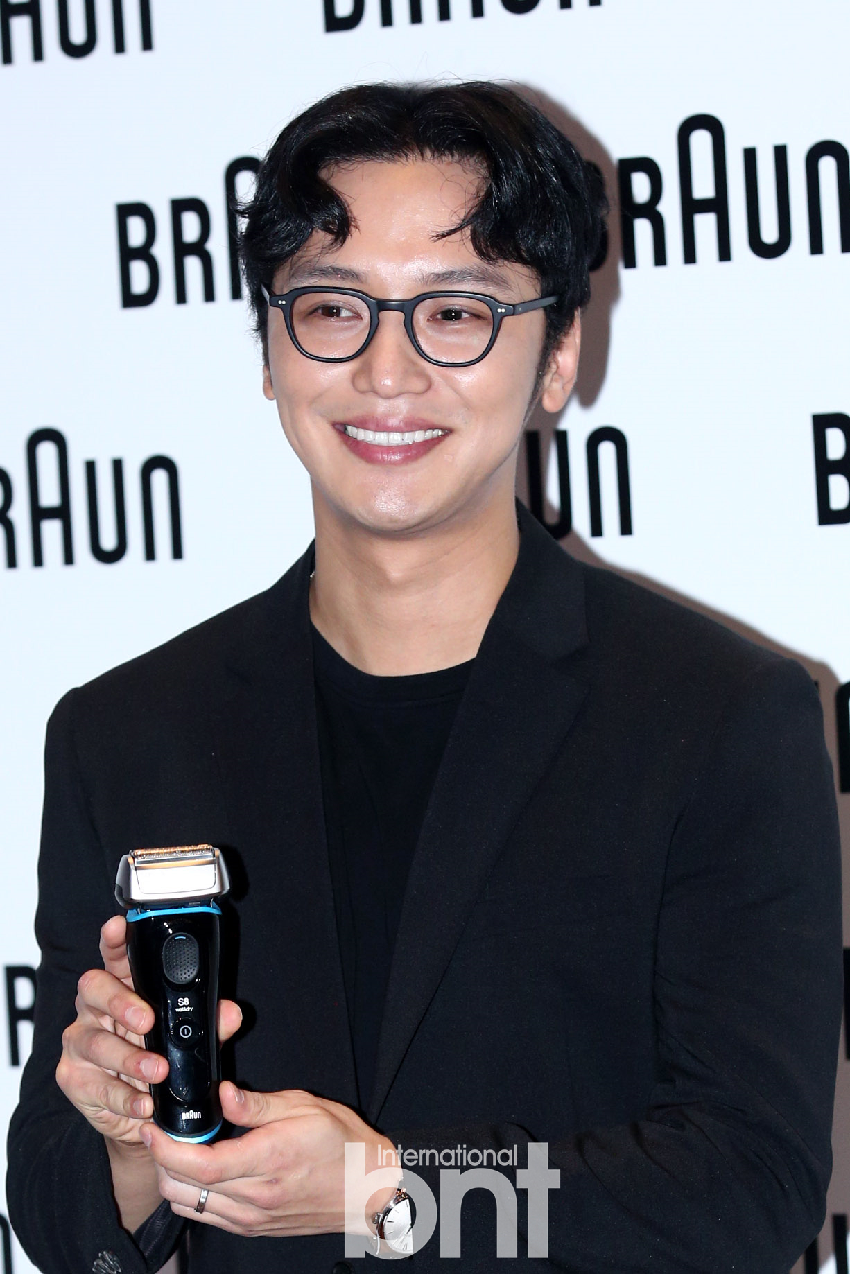 卞约汉出席品牌活动 黑色西服显成熟气质