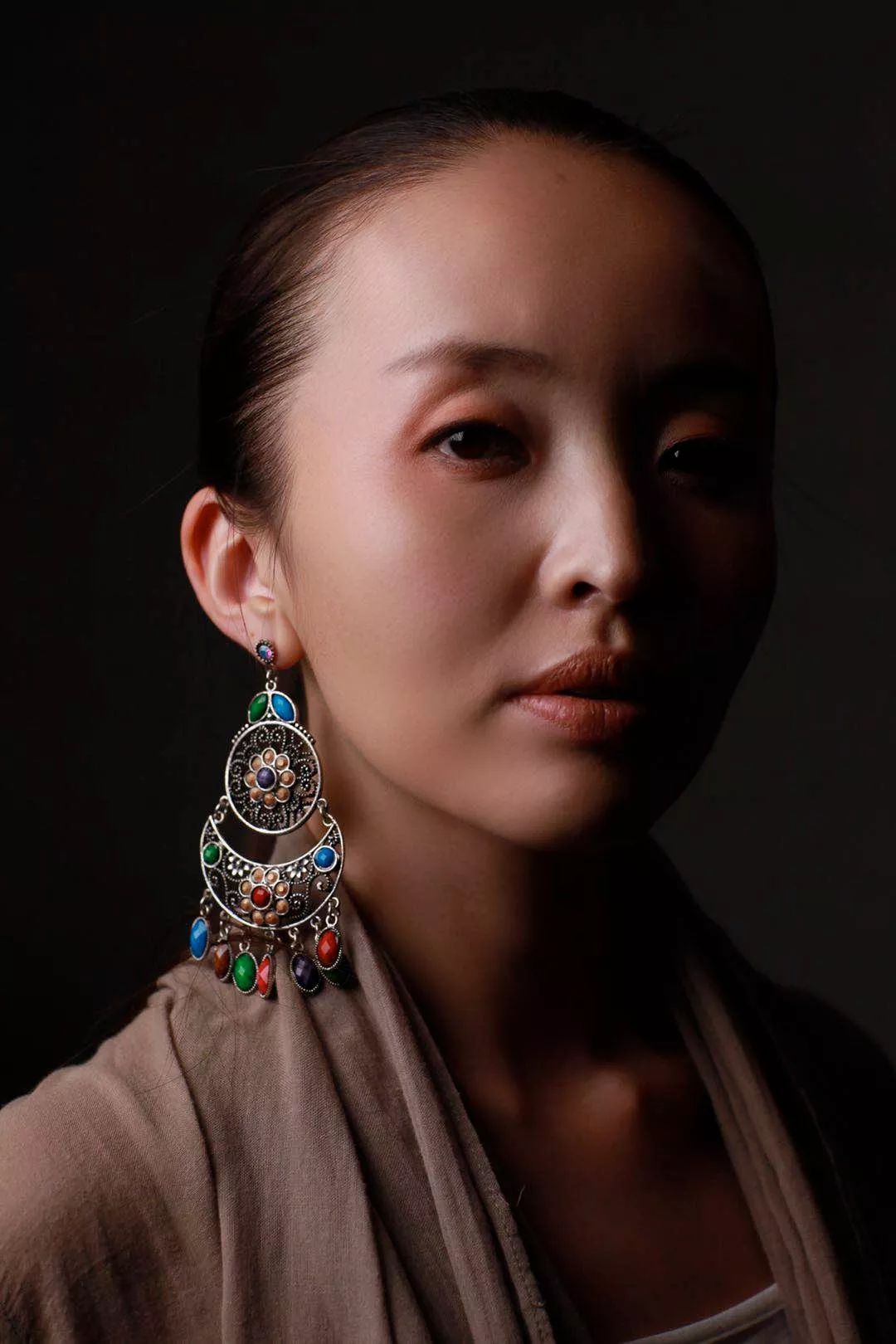 黛青塔娜(主唱)/希博(吉 他)/宝音(打击乐)/从成立之初加入乐团至今.