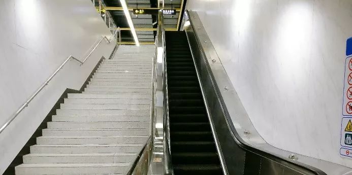 原来青浦宝龙广场一期,二期底下有"秘密"通道!_扶梯