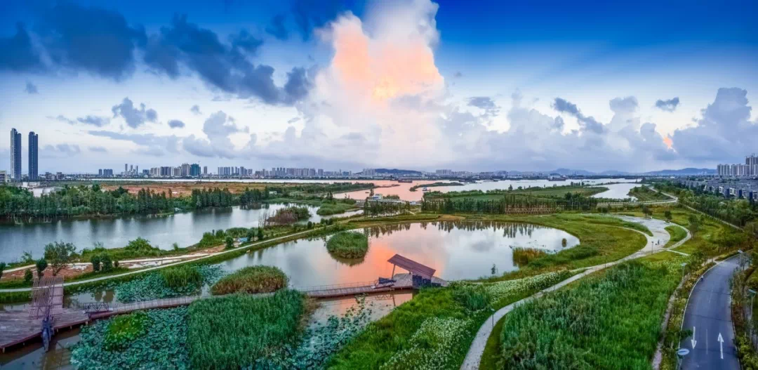 斗门区市政园林管理处介绍,圣狮公园与黄杨河湿地公园相连,目前是一块