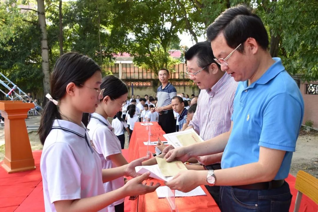 大會首先由黃旭東副校長宣讀《普寧市華僑中學關於表彰高二級2019年