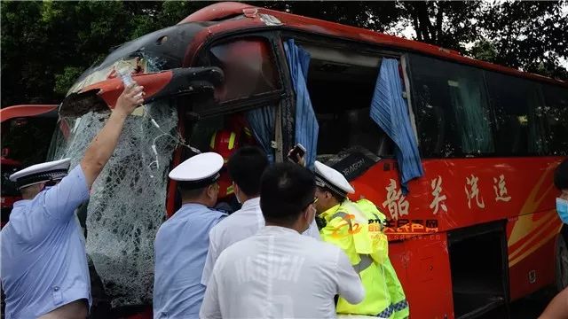 韶關新豐客車與貨車相撞車體嚴重變形司機被困