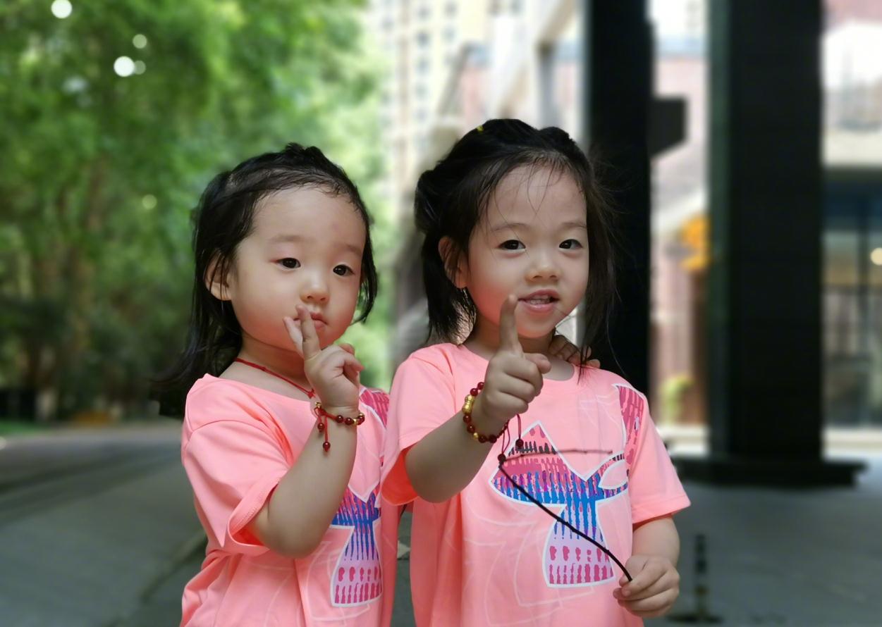 杨威七夕节晒双胞胎女儿,一个像妈一个像爸太好认