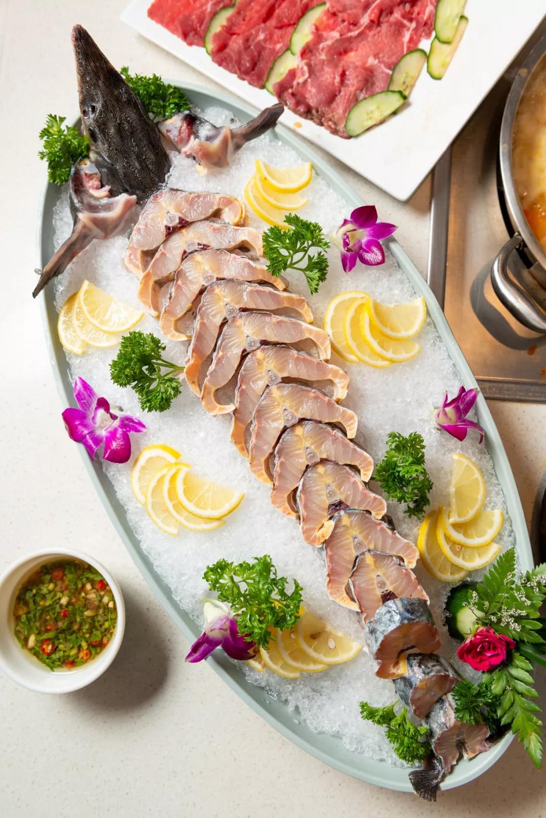 现场挑现场抓,吃鲟鱼吃的就是一个鲜字,快到我的碗里来~这道颜值满分