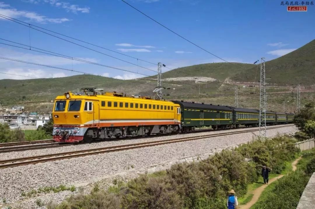 2016年12月27日,成昆铁路最后一趟ss7c牵引的直通客车k166次通过