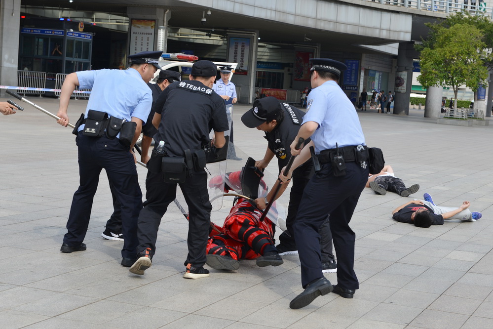 2019年8月6日,南京铁路公安处南京站派出所联合特警支队,公交治安分局