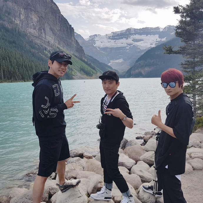 戏精三人组加拿大旅游 解锁各种合影逗比pose