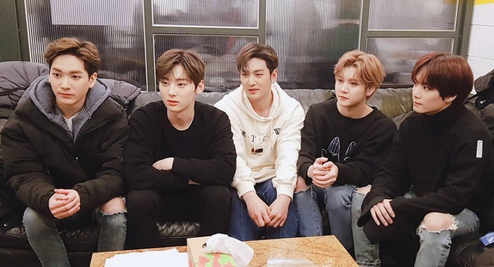 欧巴超暖nuest成员aron在飞机上帮助急症患者