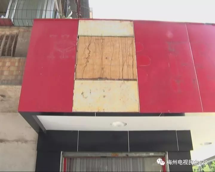 店面招牌或是装修物砸伤小车或是伤了人该由谁赔偿呢?