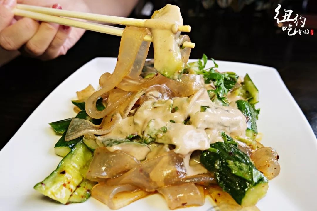 这时候的拉皮能用来当皮筋,可想而知它的劲道程度,配上豆芽,黄瓜丝