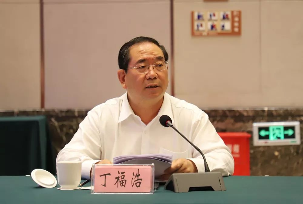 市政府秘书长孙鸿俊,市政府副秘书长朱化礼出席座谈会.