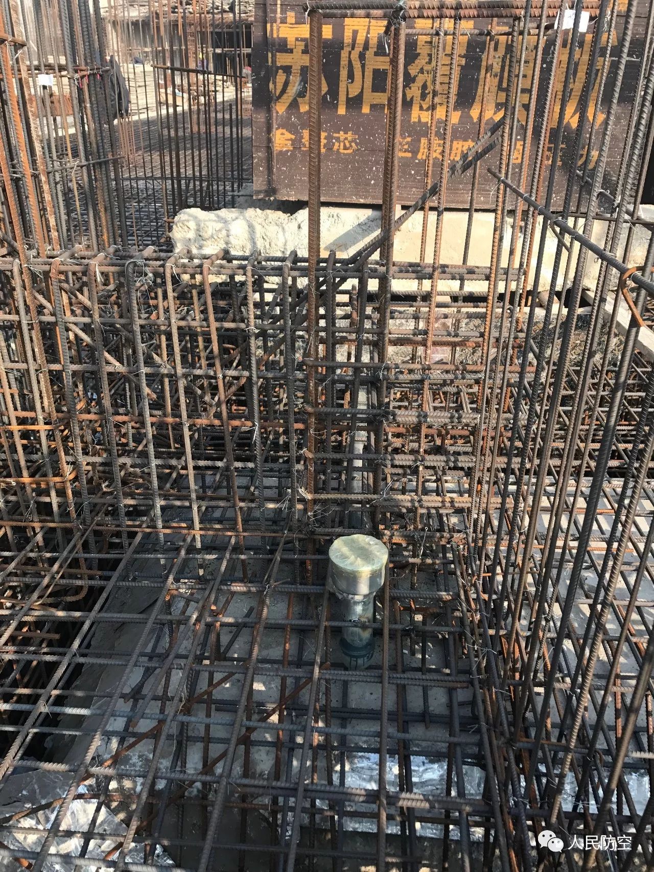在以下位置应设置收集洗消废水的防爆地漏,清扫口或集水坑:进风竖井
