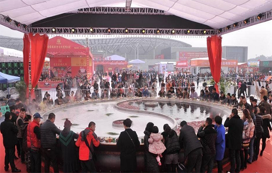 重庆吃火锅最壮观的景象火锅口径长达10米56个人同时围着吃