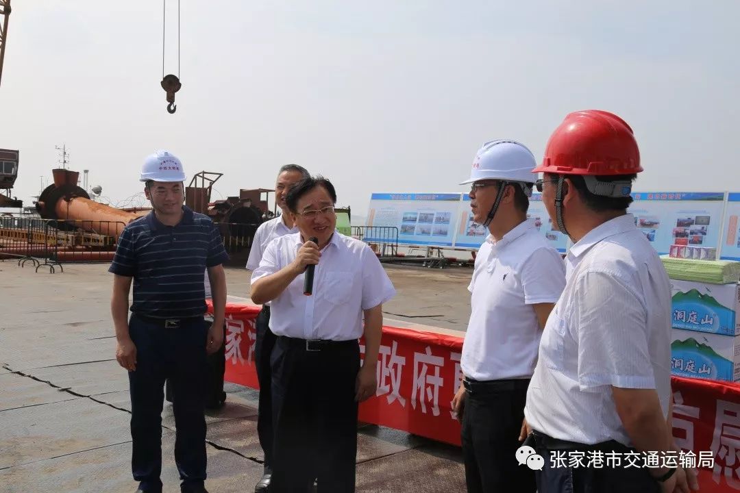 今天沈书记潘市长来到现场亲切慰问交通运输一线工作人员