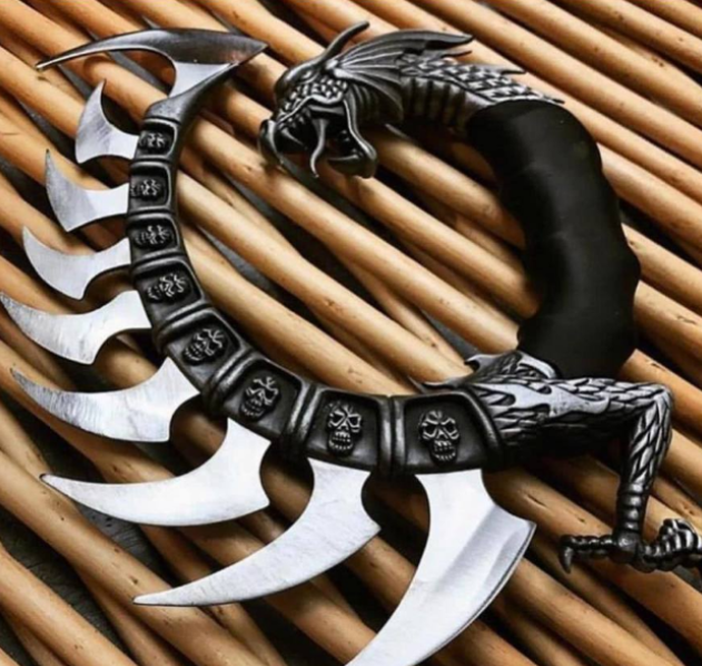 三件外形怪异的冷兵器长相丑陋却具备神力竟能直接斩杀丧尸