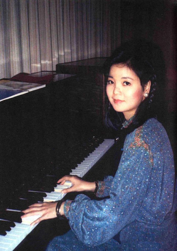 少女时期的邓丽君颜值并不是一流却有一种独一无二的温婉感觉