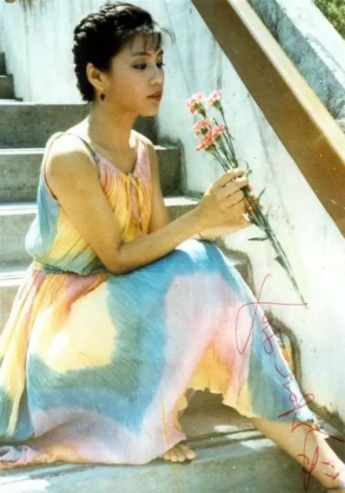 女大十八变,越来越美丽,灵气逼人,在21岁时,参加英国华裔小姐竞选,她