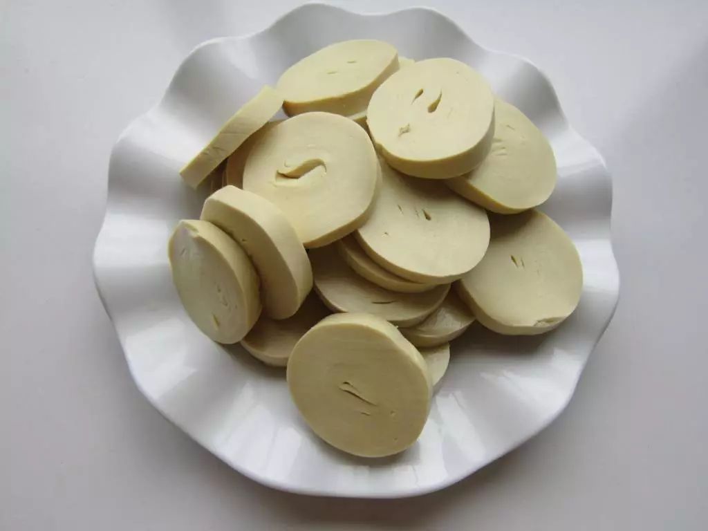 切备用;3,起锅烧油,加入冰糖小火炒至冰糖融化出糖色;4,加入素鸡翻炒