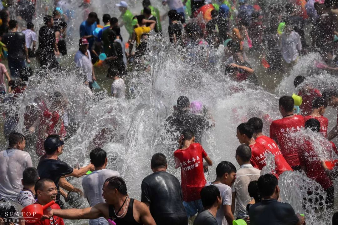 太壮观了连山壮家戏水节开幕第一现场上万游客湿身到尖叫
