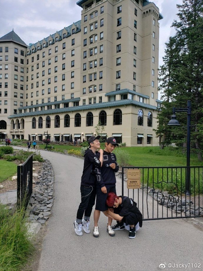 戏精三人组加拿大旅游 解锁各种合影逗比pose