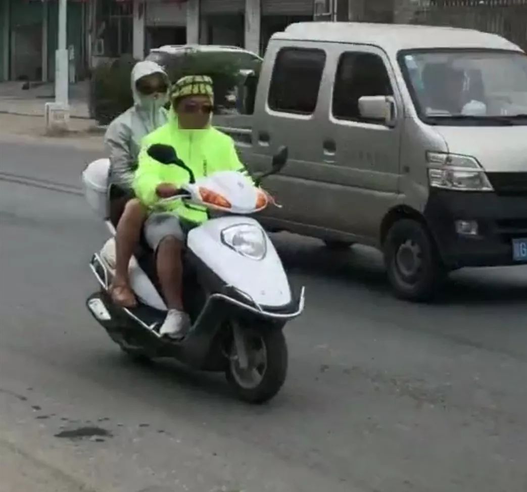 安康男子骑车竟用西瓜皮当头盔!想当网红吗?但这颜色.