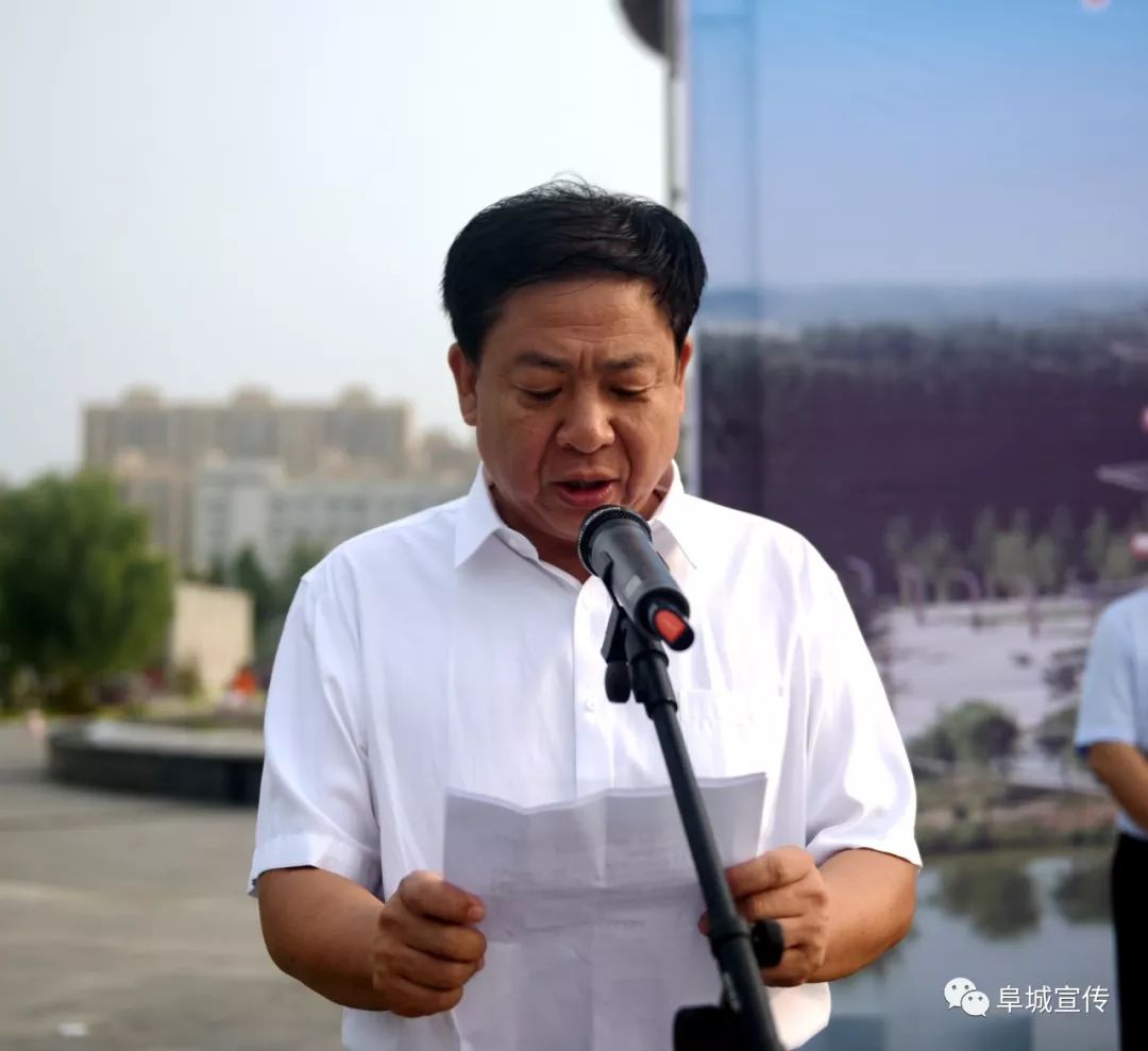 县委常委,宣传部长张华峰主持仪式副县长徐海江宣读《关于实行"门前