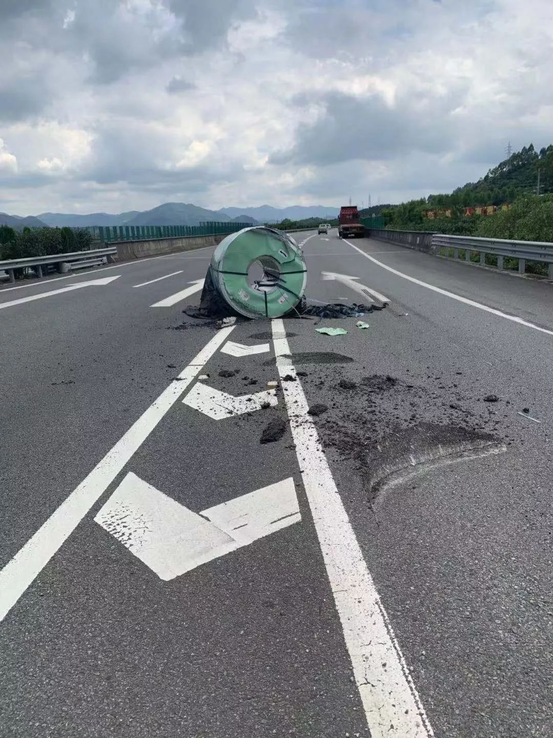 一车上卷铁掉下,将平和这个高速路段路面砸出几个坑!怎么回事?