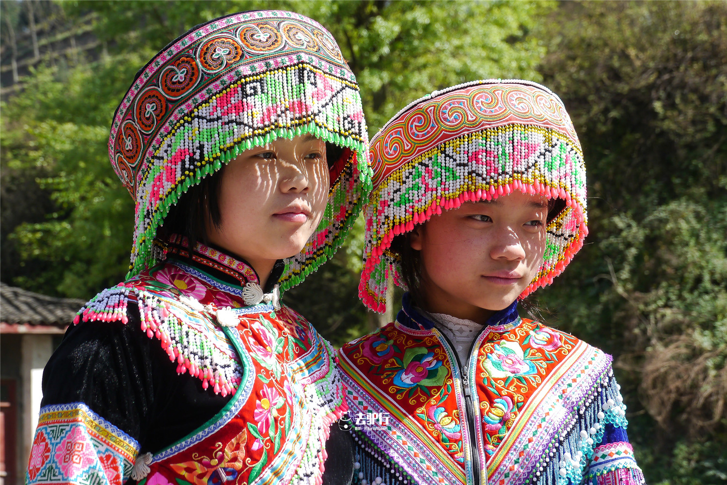 返乡回来的苗族少女头发染得很个性换装一秒变美少女