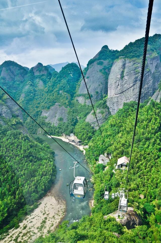 景区内海拔630米的孤峰—神仙寨,四周悬崖峭壁,从峭壁上开凿出的1098