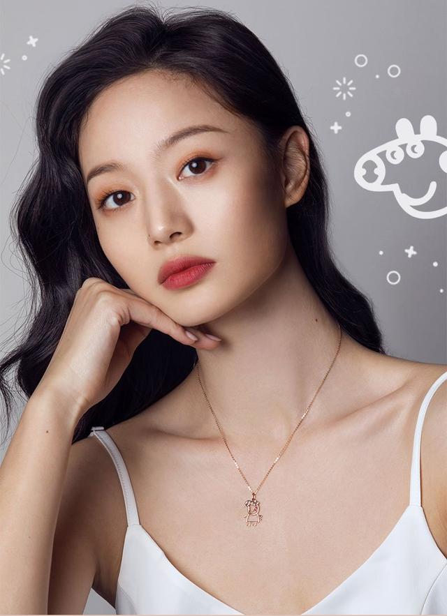 珠宝品牌六桂福在2019匠心打造了小猪佩奇系列产品在传统文