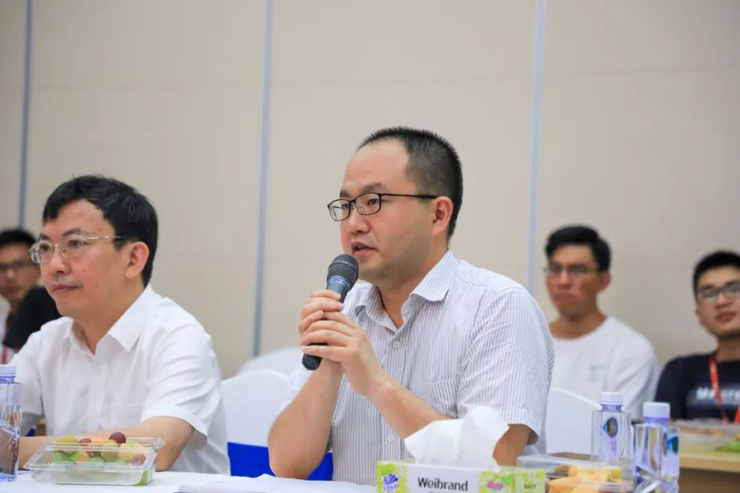 "这就是街舞,舞王黄鑫的一场《街舞solo》闪亮登场,每个细节都散发