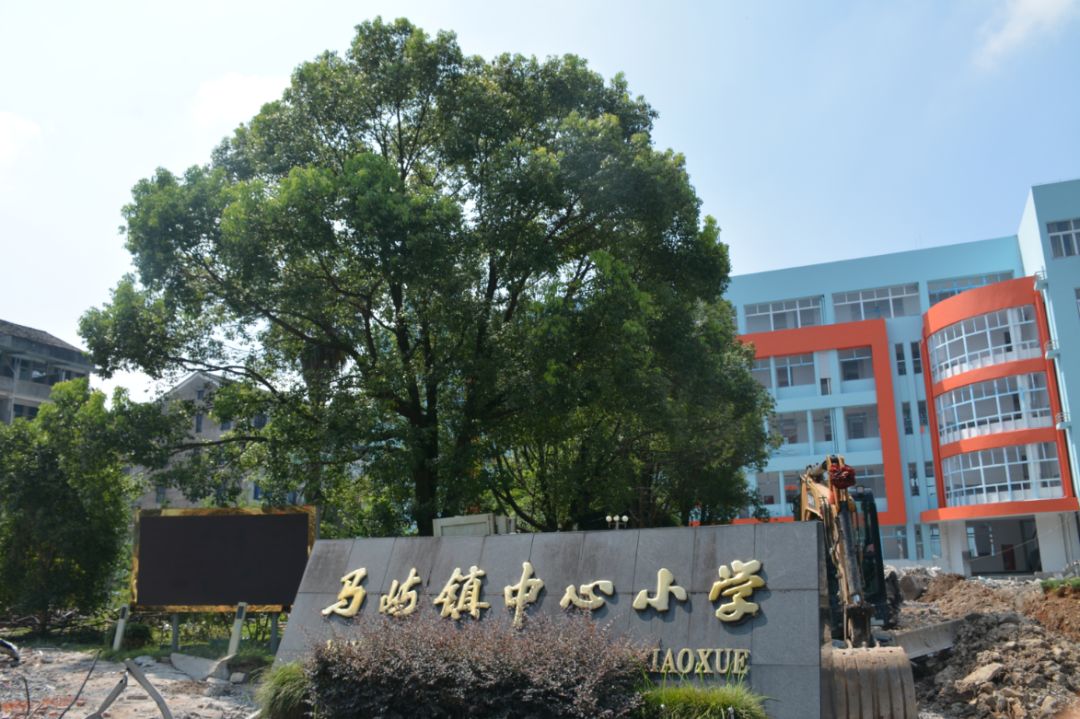 左图为目前学校施工现场,右图为年底建成后效果图马屿镇实验小学左图