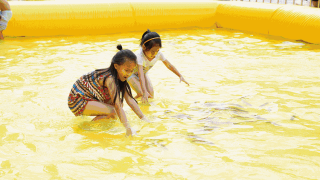 捕鱼达人是谁滑溜溜的游鱼在向你招手一次全民"渔乐"的湿身轰趴真人版