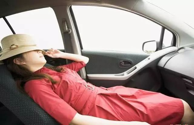 坐车时三个不可取的坐姿,假如出现碰撞事故,会更加危险