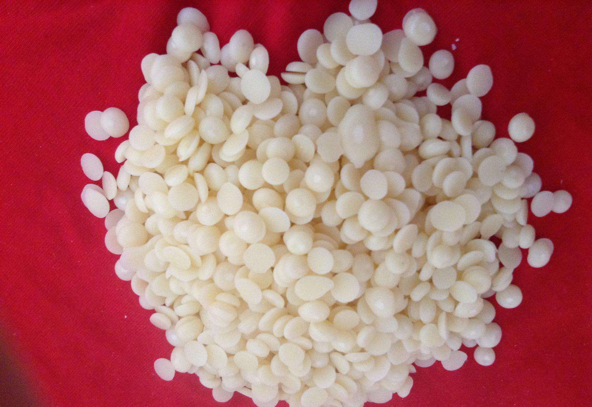 在涂抹完头道油蜡之后,匠人们就会将青铜器放在阴凉通风处晾干,然在对