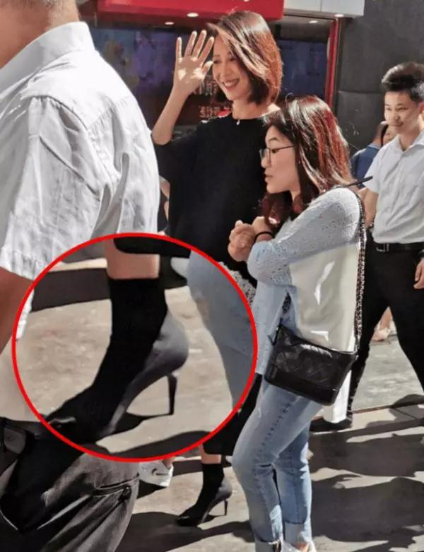 45岁蔡少芬挺巨肚捞金踩超细高跟鞋获多人保护享皇后般待遇