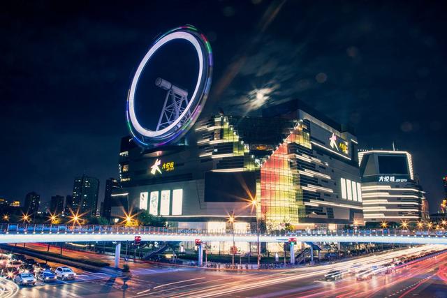 在很多人的刻板印象中现在愿意光顾手机线下门店的都是中老年人