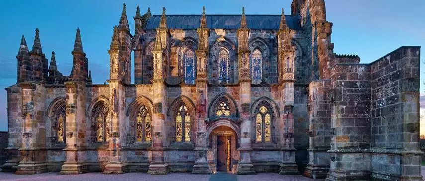 爱丁堡市以南的七英里处的罗斯林镇,其旧址是一座崇拜密特拉神的神庙