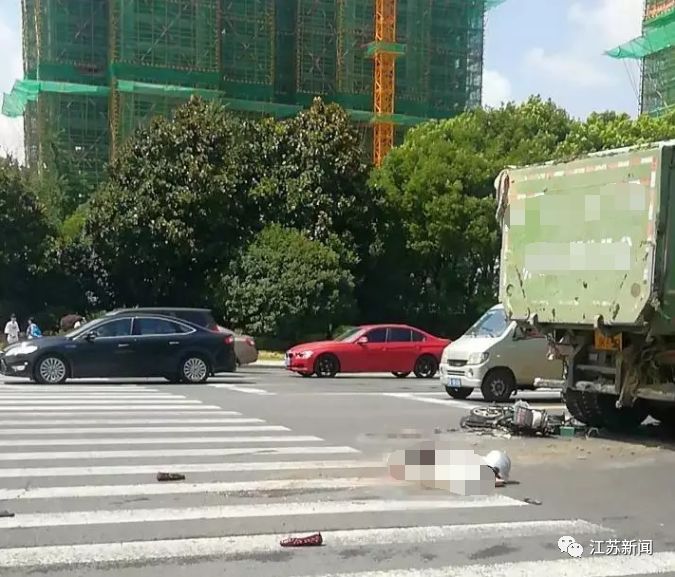 车祸现场惨烈,电动车已被压碎目前车祸原因还在进一步调查中.
