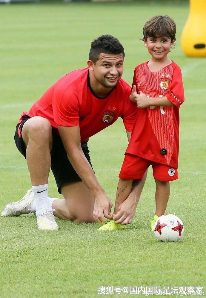 埃尔克森发微博晒与儿子的合照:我的儿子,我好爱你!