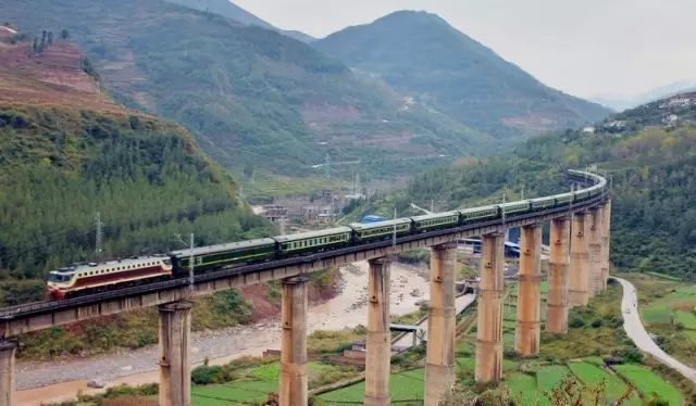 韶山7c牵引6162次列车通过大田箐特大桥