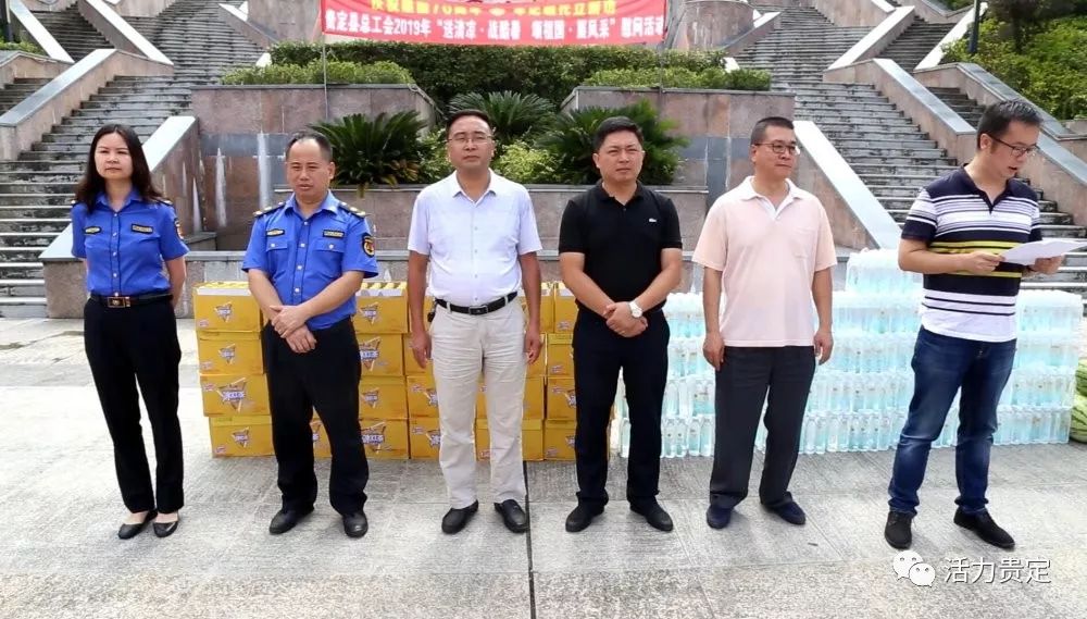 县领导马登宏,李维庆慰问了高温中坚守在一线的环卫工人.