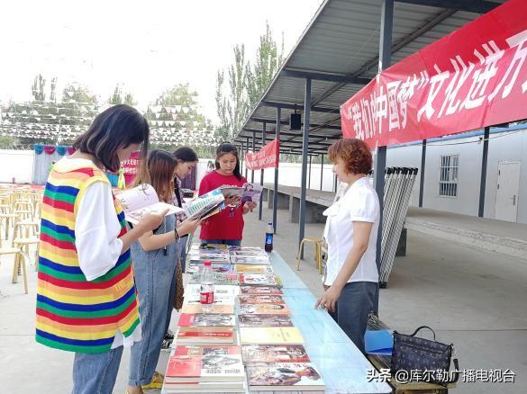进行现场阅读,同时工作人员还为他们介绍移动图书馆,让居民们足不出户