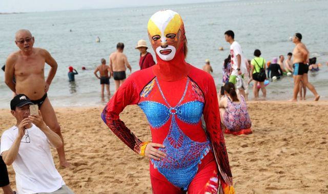 最新脸基尼产品亮相海滩,模特海水浴场引围观,被赞魔性